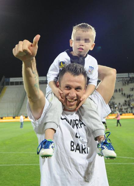 Antonio Cassano festeggia con il figlio la qualificazione in Europa League raggiunta col Parma. E sulla sua maglia la scritta 